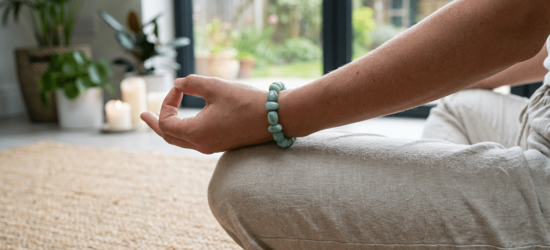 bracelet en amazonite porté pendant une séance de méditation pour la paix intérieure