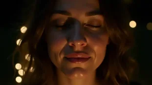 loi de l'hypothèse femme méditation yeux fermés conscience intérieure manifestation